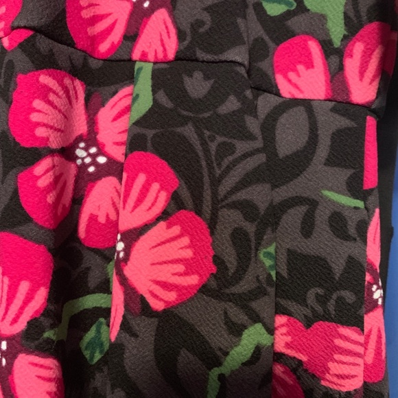 Lularoe Amelia net2xl has pockets zipper back - Picture 3 of 3